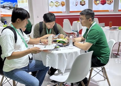 完美真人参加第二十四届世界制药原料中国展